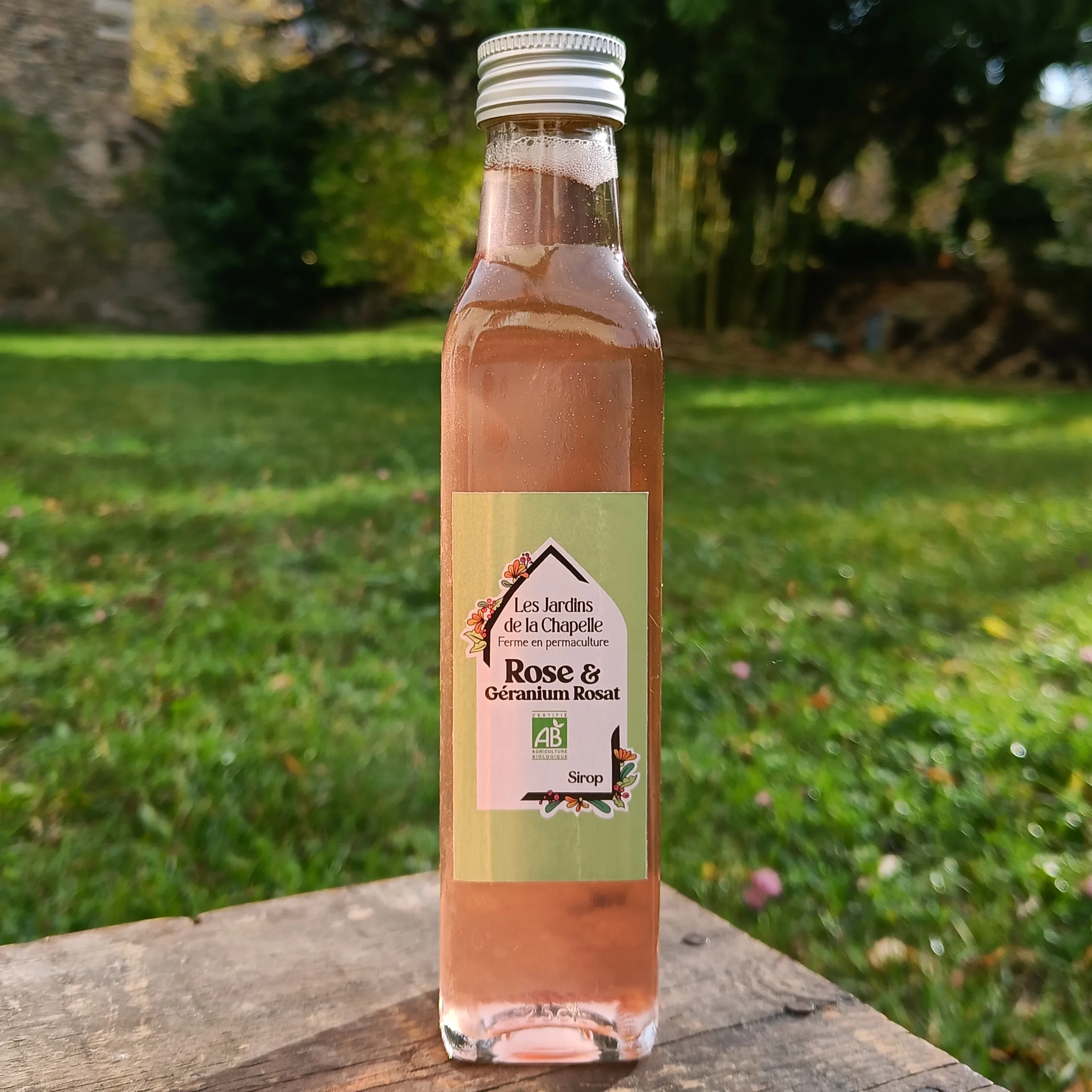 Bouteille de sirop de rose et géranium rosat